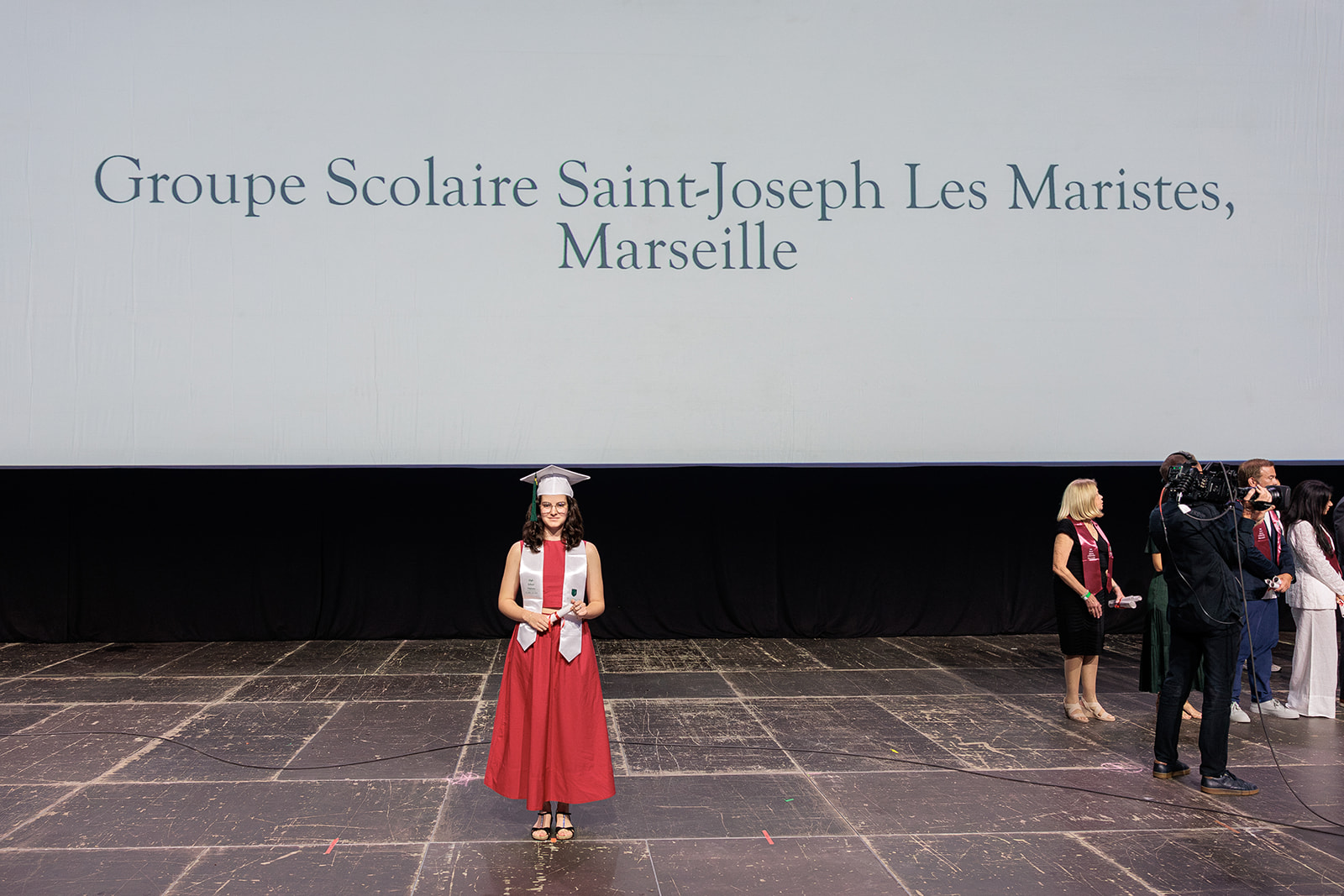 Visuel : LE MONDE S'OUVRE A NOS ELEVES... ET NOS ELEVES S'OUVRENT AU MONDE