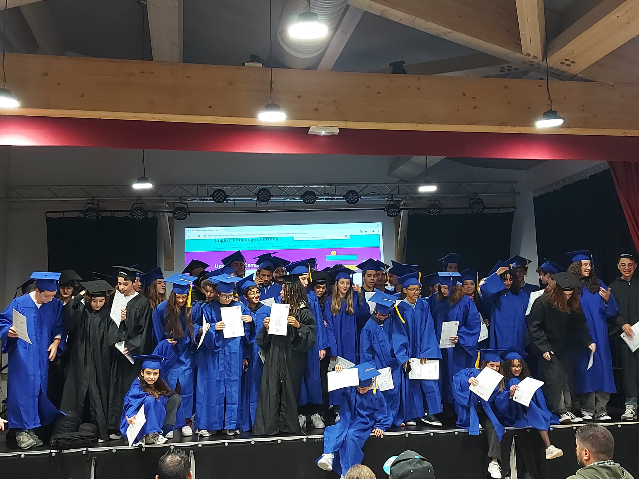 Visuel : Cambridge: diplmes, toges ,pompons, mortiers et fiert  volont!