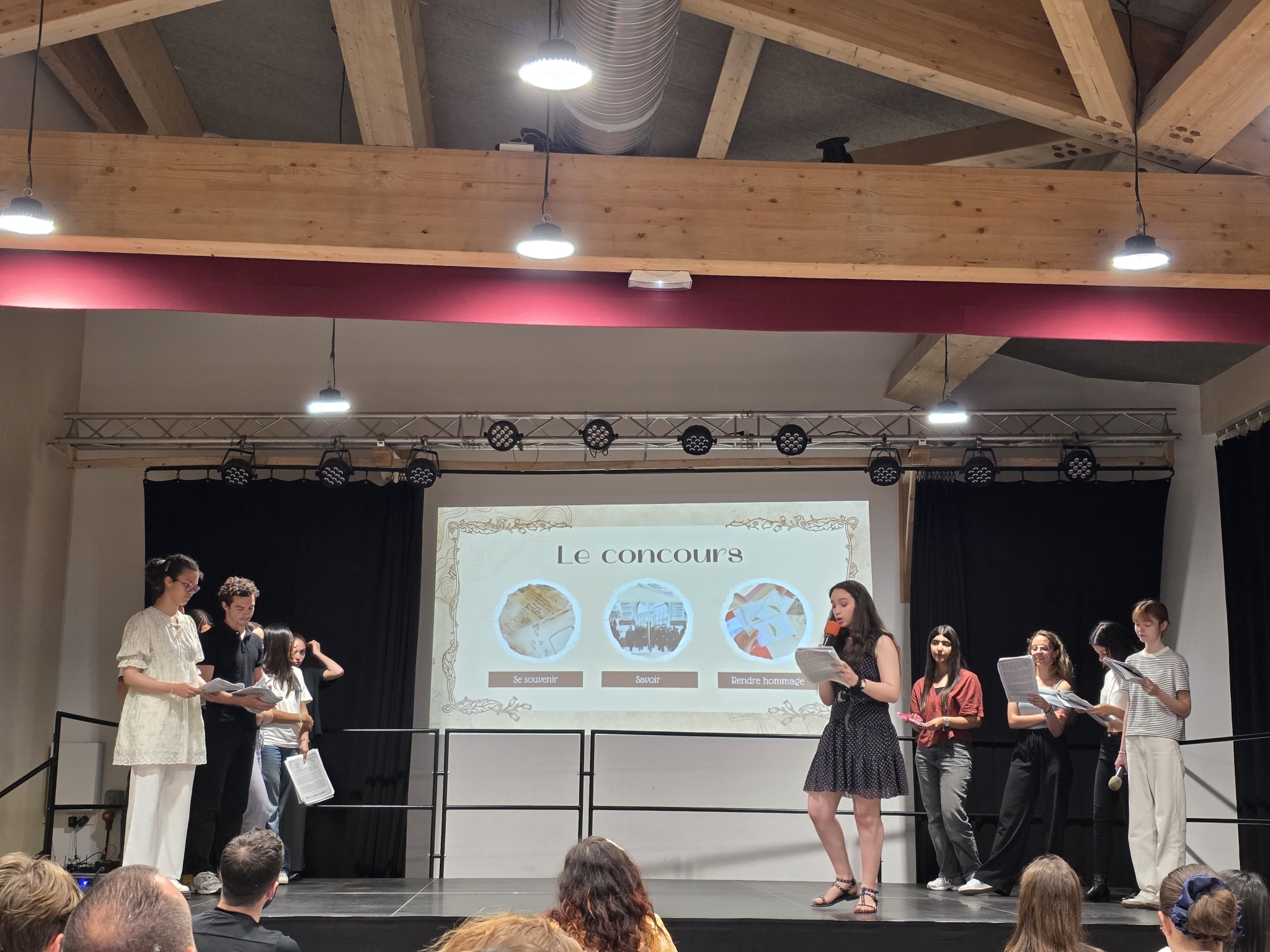 Élèves participant à un projet collectif ou un voyage éducatif