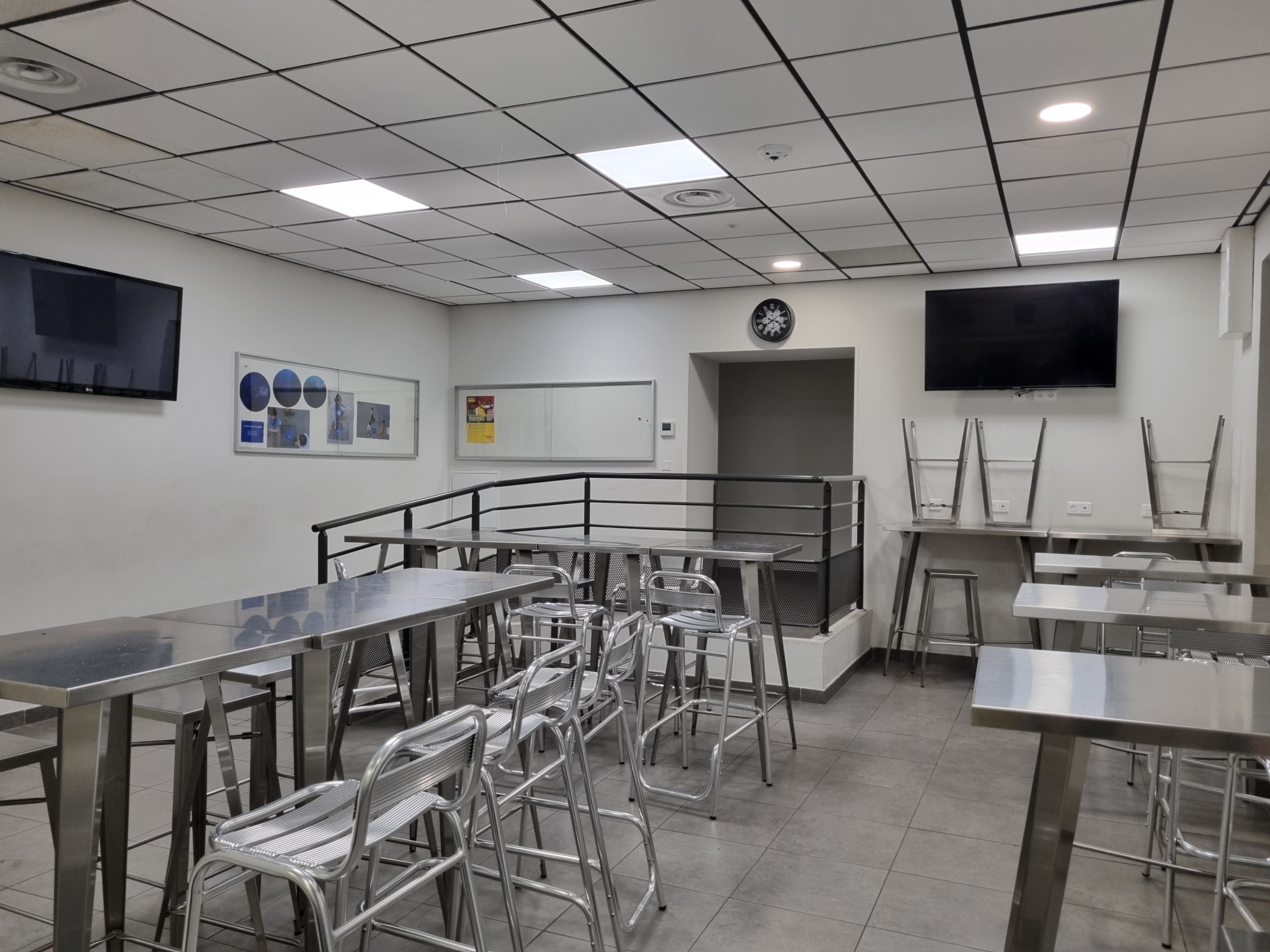 Le foyer et la cafeteria des lycéens