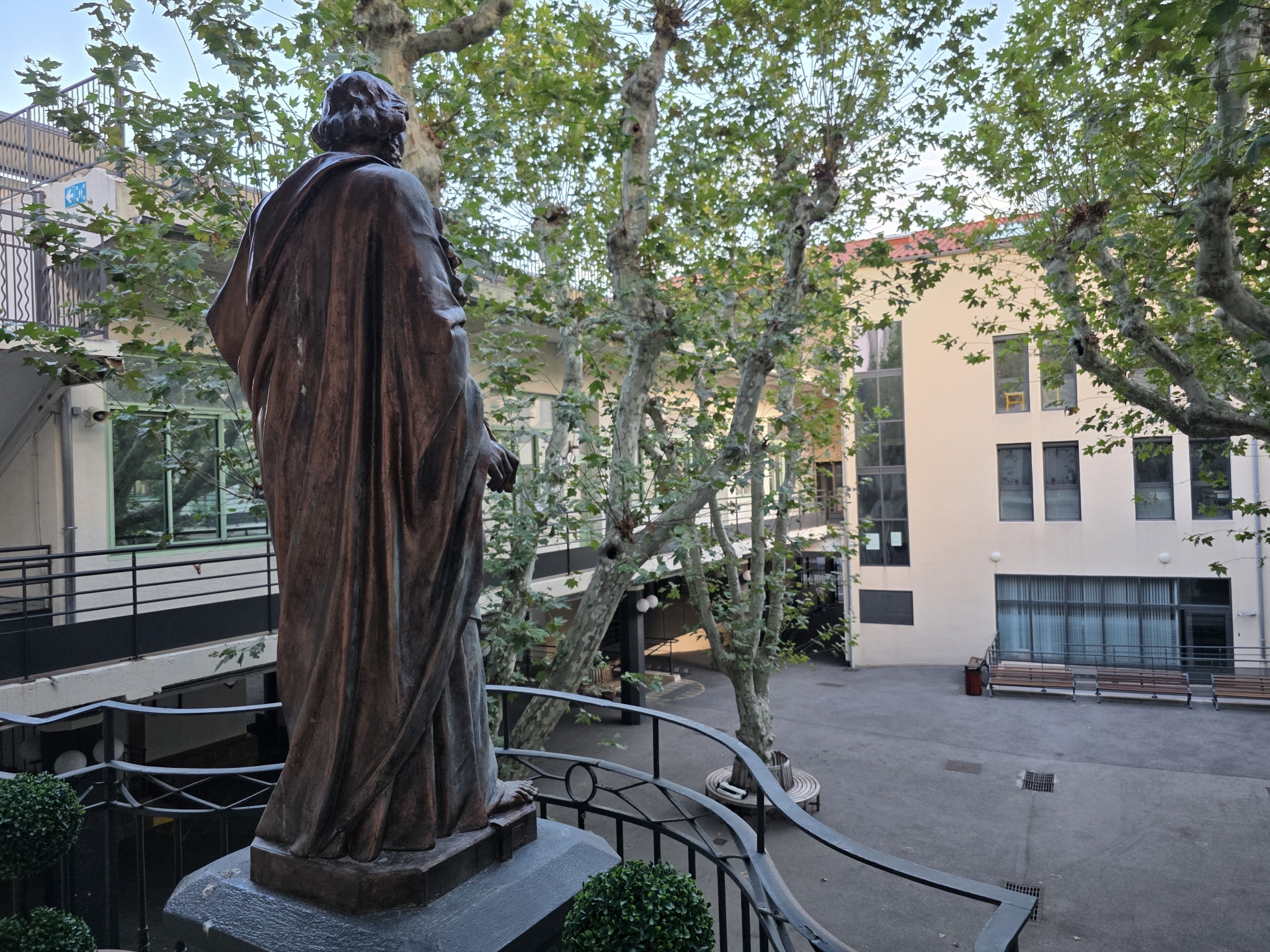 Vue aérienne de la cour des collégiens